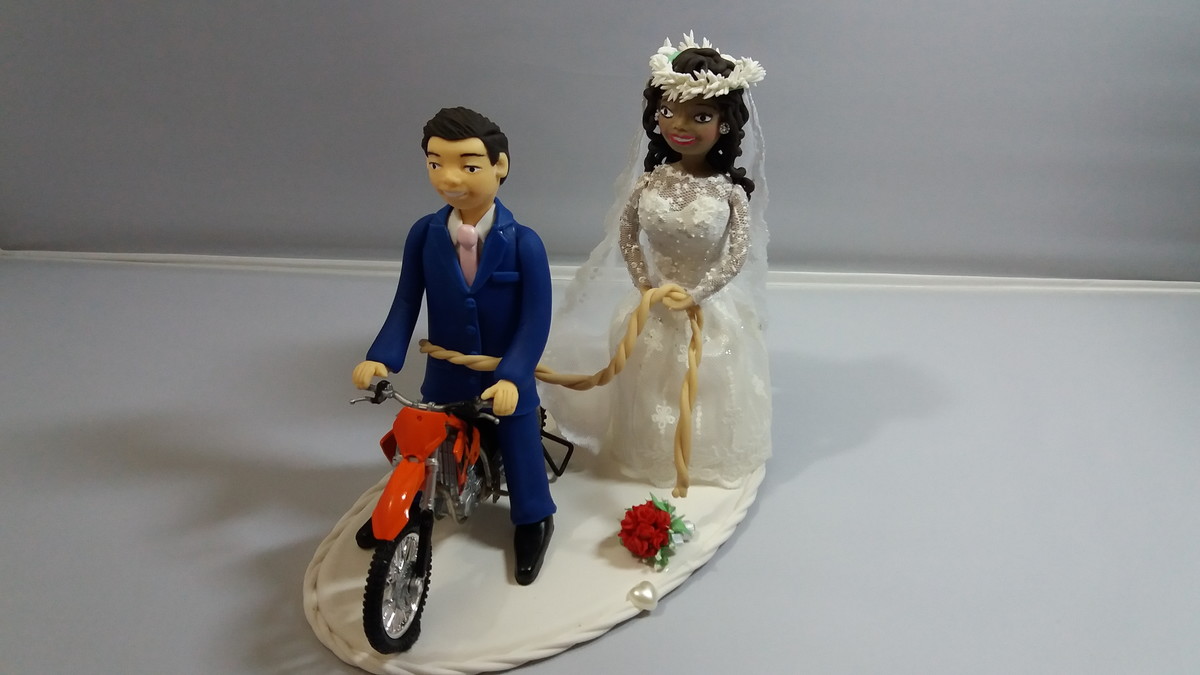 Topo de Bolo Casamento com Noivos em cima da moto. Venda e Locação.