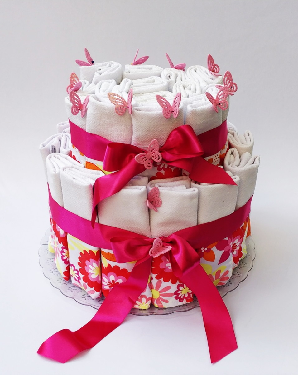 lembrancinha para chá de cozinha tema borboletas. Bolo fake de panos de pratos com detalhes floridos e decorados com borboletas. Disponível elo7.com.br/lembrancinasdefesta/panosdeprato