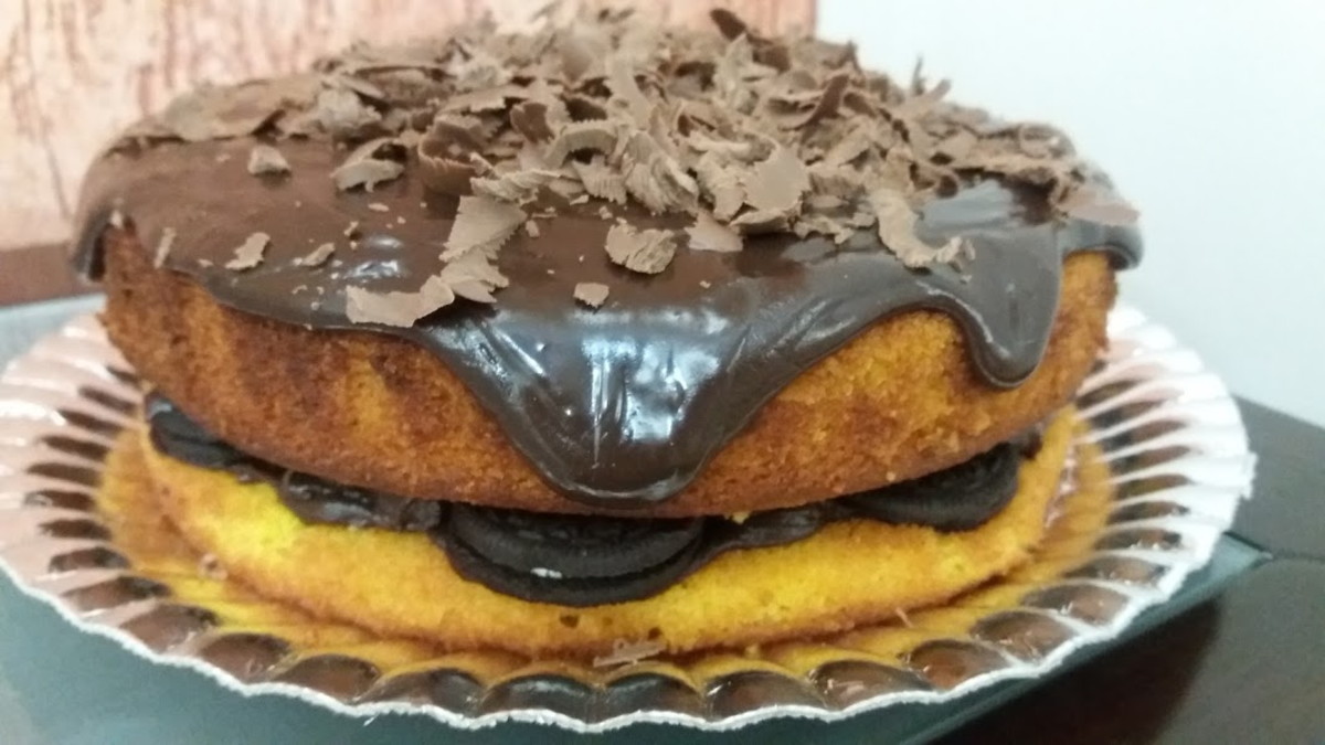 Foto de Bolos Caseiros Com Raspas De Chocolate E Creme Chantilly A