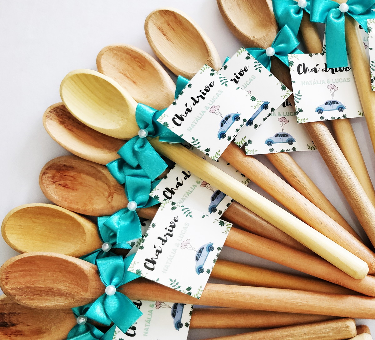 Lindas colheres de pau. personalizadas, com tag, para chá drive.https://lembrancinhasdefesta.com.br/categoria/lembrancinha/cha-de-panela/