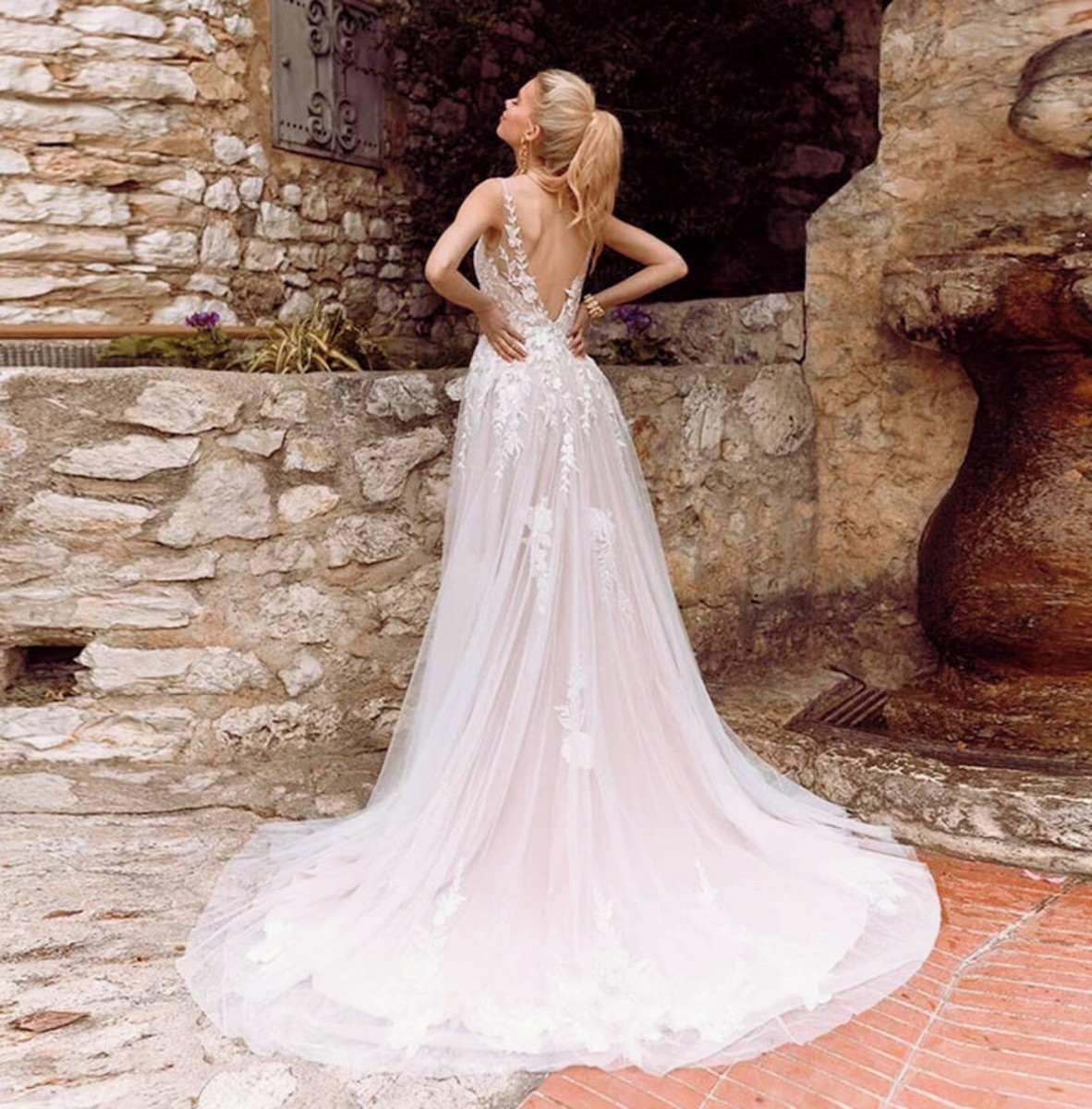 Vestido Noiva Boho Princesa Isis Tule Bordado Cauda Decote