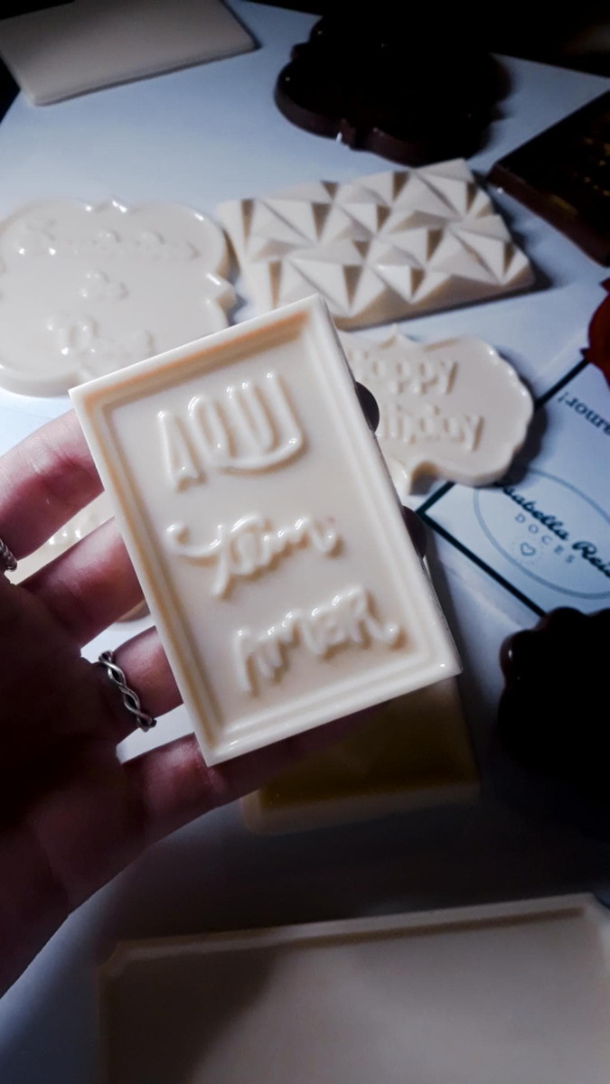 Plaquinha Chocolate "Aqui tem Amor" no Elo7 | Isabella Reis Doces (16D58CB)