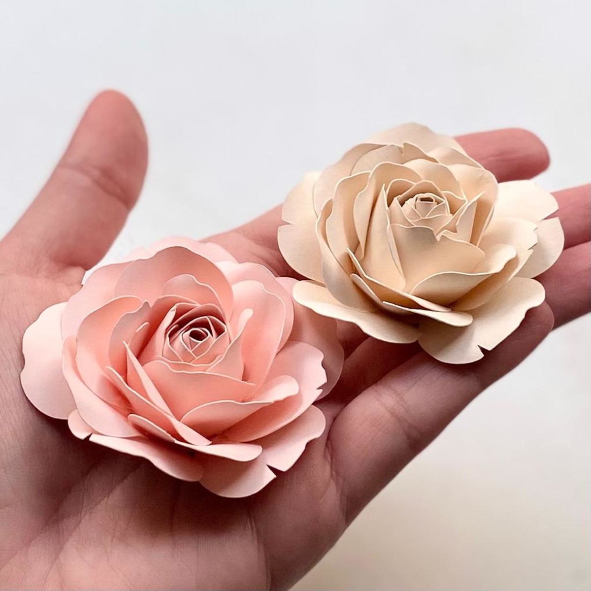Bolo feminino com flores de papel realista em 2023