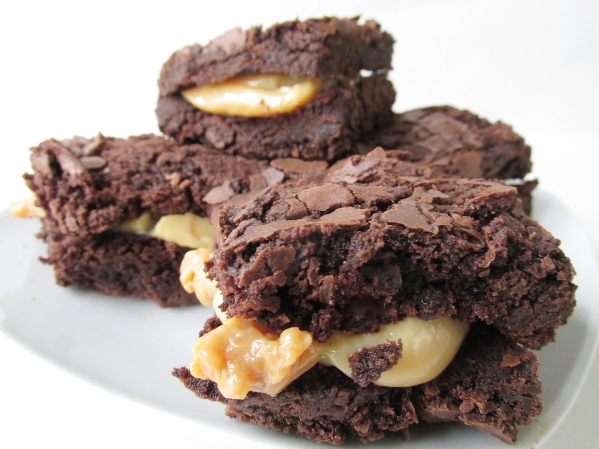 Resultado de imagem para Brownie Recheado Com Brigadeiro branco