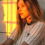 Júlia Carneiro de Paris