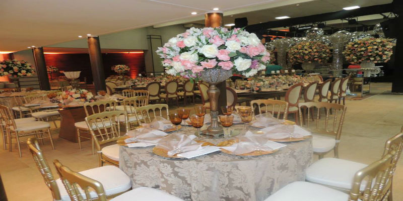 é Festa, toalhas, mesa posta e decoração.