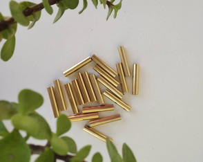 Adorno G metal dourado