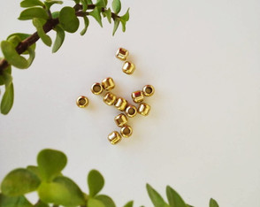 Adorno P metal dourado